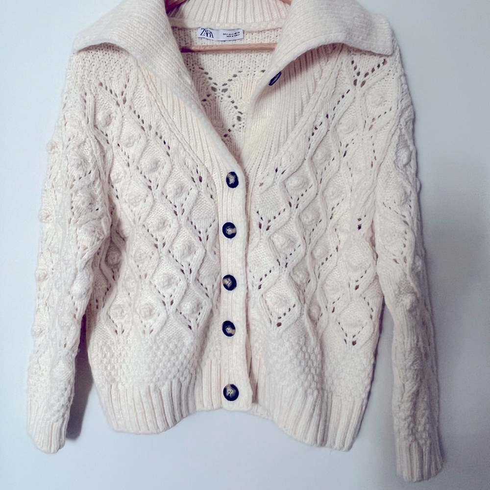 Zara cardigan size S. Without tags but never worn. Perfect condition.